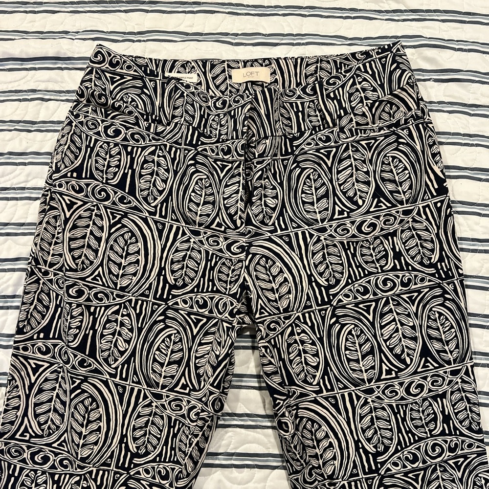 LOFT Curvy Ankle Chino Pants Navy/White Floral Size 6